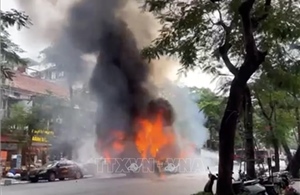 Hà Nội: Cháy xe buýt trên phố Lý Thường Kiệt, nhiều người hoảng sợ