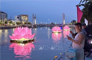 Lung linh đêm hoa đăng trên sông Cà Ty