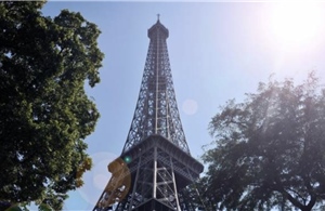 Hoả hoạn bùng phát ở tháp Eiffel ngay trước Giáng sinh, khoảng 1.200 người phải sơ tán