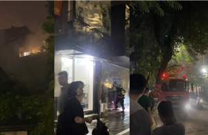 Dập tắt đám cháy ở cửa hàng kinh doanh thảm tại Lạc Long Quân (Hà Nội)