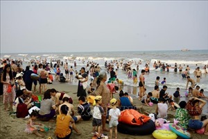 Thời tiết nóng nực, du khách và người dân Thanh Hoá đổ ra biển giải nhiệt