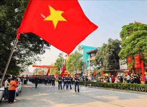 Học sinh, sinh viên tham gia cổ vũ đoàn diễu binh, diễu hành kỷ niệm 70 năm Chiến thắng Điện Biên Phủ