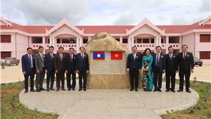 Việt Nam bàn giao dự án trường THPT huyện Huamueng cho Lào