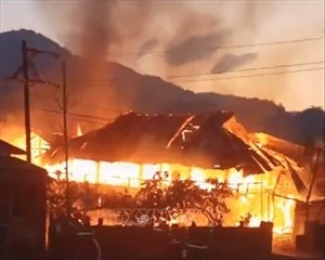 Cháy lớn thiêu rụi nhà sàn tại Lai Châu