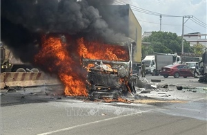 Xe container bốc cháy sau tai nạn liên hoàn, nhiều người bị thương