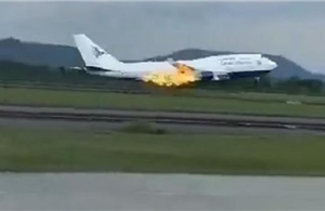 Máy bay của Garuda Indonesia hạ cánh khẩn cấp vì cháy động cơ