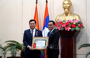 Trao Huân chương Tự do hạng III của Nhà nước Lào cho ông Trần Phước Sơn
