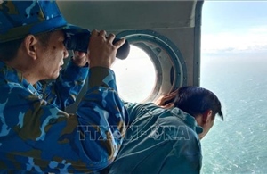 Quảng Ngãi: Cứu được 2 trong số 3 người bị sóng cuốn trôi trên biển