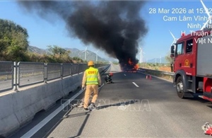 Xe tải bốc cháy dữ dội trên cao tốc, giao thông ách tắc hơn 1 km