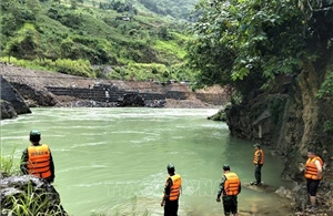 Nỗ lực tìm kiếm hai cháu mất tích trên sông Nho Quế