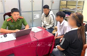 Xử lý hai thiếu niên chạy xe máy 'bốc đầu', không đội mũ bảo hiểm