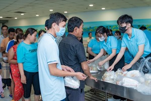 Shinhan Life Việt Nam tặng 1.200 suất ăn trưa cho bệnh nhi 
