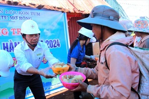 PC Kon Tum tổ chức chương trình bữa ăn yêu thương tại huyện Tu Mơ Rông