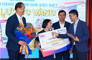 Gửi tiết kiệm, khách hàng Vikki trúng 10 lượng vàng  