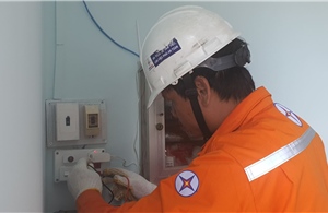 EVNHCMC triển khai dịch vụ lắp đặt, thay dây dẫn sau công tơ cho khách hàng 