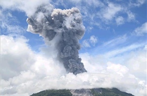 Núi lửa Ibu phun tro bụi cao hơn 5km