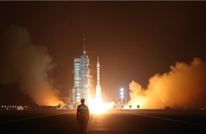 Phi hành đoàn tàu Thần Châu-18 hoàn thành chuyến đi bộ ngoài không gian đầu tiên
