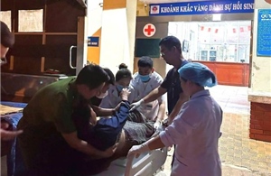 Kịp thời đưa đi cấp cứu một phụ nữ bị tai nạn trên đường đồi núi trời mưa