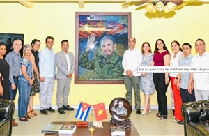 Trao tặng tác phẩm ‘Fidel Castro Ruz - Cuba trong trái tim người Việt’