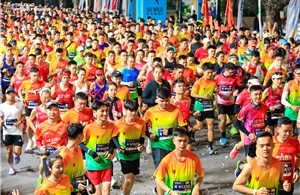 Khoảng 200 giảng viên và sinh viên FPT Polytechnic lập kỷ lục Việt Nam về chạy marathon
