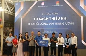 Tặng 2.000 cuốn sách cho tủ sách thiếu nhi của Hội đồng Đội Trung ương