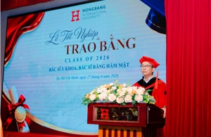 HIU trao bằng cho khóa Bác sĩ Y khoa đầu tiên