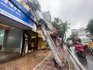 TP Hồ Chí Minh: Trụ điện sụt lún đổ vào nhà dân
