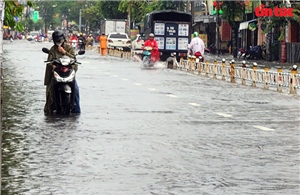 TP Hồ Chí Minh: Mưa mù mịt từ sáng đến trưa, nhiều tuyến đường ngập nặng