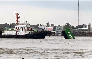 TP Hồ Chí Minh: Tàu va chạm với sà lan làm 9 thùng container rơi xuống sông