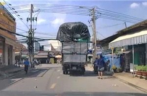 TP Hồ Chí Minh: Phạt hơn 10 triệu đồng xe tải chở hàng vượt chiều cao, tiềm ẩn tai nạn
