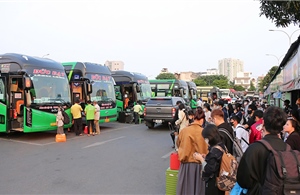 TP Hồ Chí Minh: Bến xe, sân bay nhộn nhịp người dân về quê đón Tết