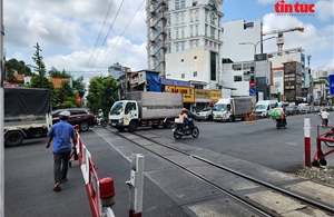 Xử phạt hai tài xế vượt đường ngang khi tín hiệu cảnh báo đường sắt đang hoạt động