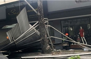 TP Hồ Chí Minh: Mưa dông gây ngập và đổ mái tôn ra đường