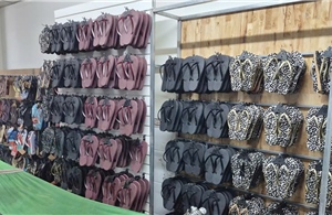 Triệt phá đường dây buôn bán dép giả nhãn hiệu Havaianas, thu giữ hơn 11.000 đôi