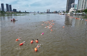 Người dân &#39;đội nắng&#39; cổ vũ các vận động viên bơi vượt sông Sài Gòn