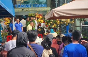 TP Hồ Chí Minh: Người dân vất vả xếp hàng dài chờ mua vàng miếng SJC