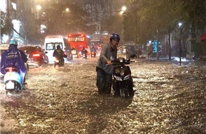 TP Hồ Chí Minh: Nhiều nơi ngập sâu, kẹt xe kéo dài sau cơn mưa lớn