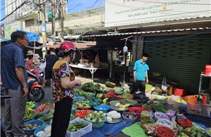TP Hồ Chí Minh: Chợ truyền thống mở bán xuyên Tết, nhiều mặt hàng giảm giá sâu