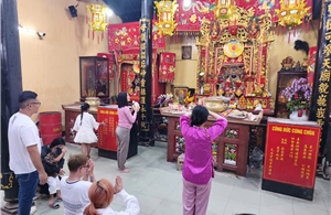 Người dân du xuân đầu năm với nhiều kỳ vọng mới