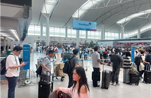 Sân bay Tân Sơn Nhất đông nghịt trong ngày 3/5