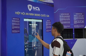 Du khách hào hứng trải nghiệm công nghệ số của ngành công an tại TP Hồ Chí Minh