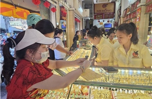 Giá vàng giảm nhiều phiên liên tiếp, chuyên gia cảnh báo rủi ro mua đuổi