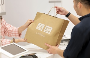 UNIQLO dừng túi giấy miễn phí từ 13/4, thúc đẩy sống xanh