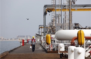 Mỹ, Israel lần đầu không kích các kho dầu của Iran 