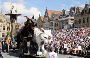 Độc đáo Lễ hội rước mèo ở thành phố Ypres (Bỉ)
