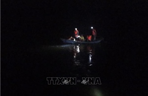 Xuyên đêm tìm kiếm hai công nhân mất tích trên sông Ba