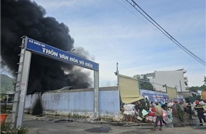 Hỏa hoạn thiêu rụi kho hàng 400m2 chứa đồ nhựa tại Khánh Hòa
