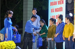 Mang hơi ấm mùa Xuân đến với người lao động và cán bộ, chiến sĩ