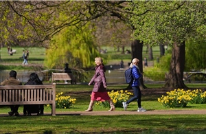 Thời tiết ở Anh ấm lên bất thường, cảnh báo phấn hoa ở mức cao