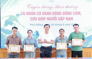 Khen thưởng đột xuất 5 cá nhân dũng cảm cứu người gặp nạn do mưa lũ